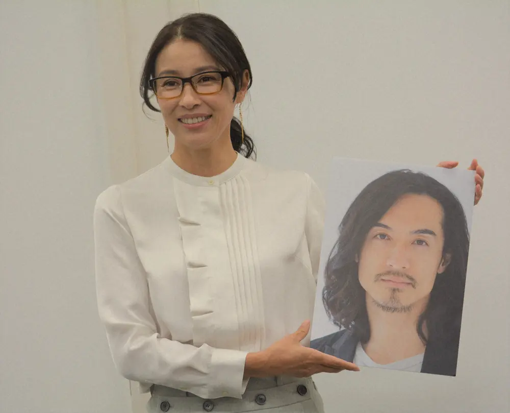 19年 自らの著書の刊行記念トークショーを行った水野美紀 手に持っているのは夫 唐橋充の顔写真 スポニチ Sponichi Annex 芸能