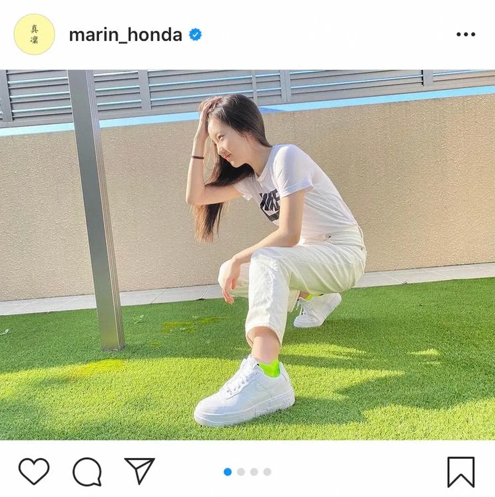 【画像・写真】本田真凜　妹・紗来撮影の全身白コーデショットに「アングル完璧」　紗来も「自分撮るのうま」　