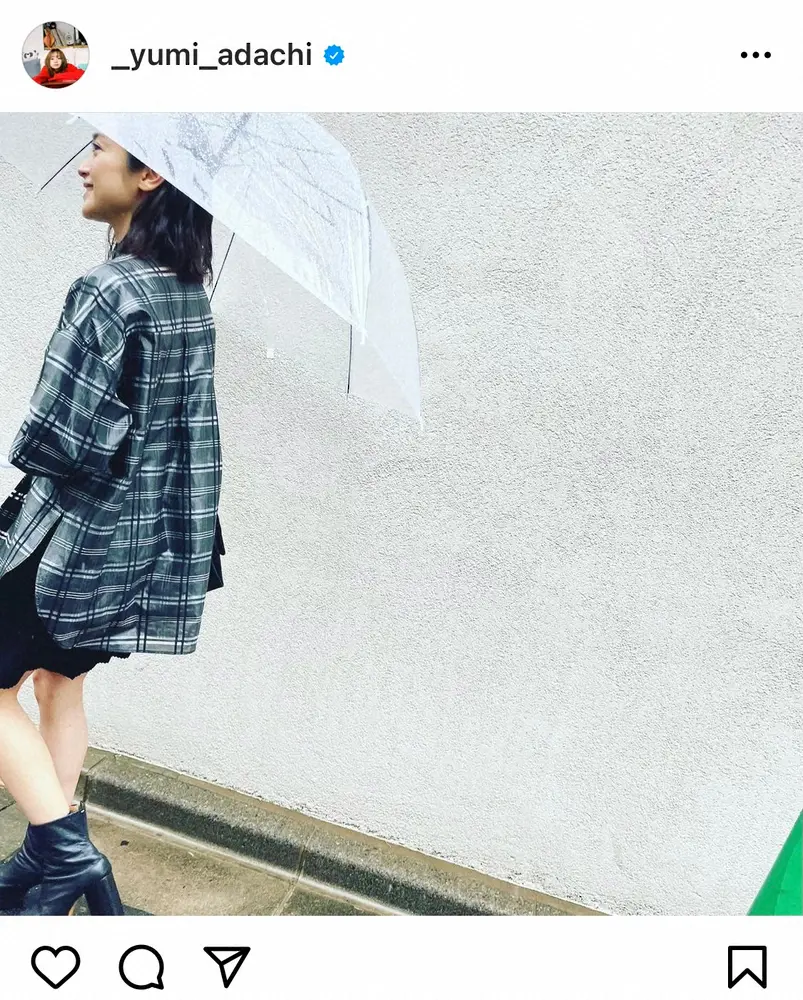 【画像・写真】安達祐実　チェック柄シャツ×黒ミニワンピのコーデ披露に「小洒落た小学生と言われても違和感なし」の声