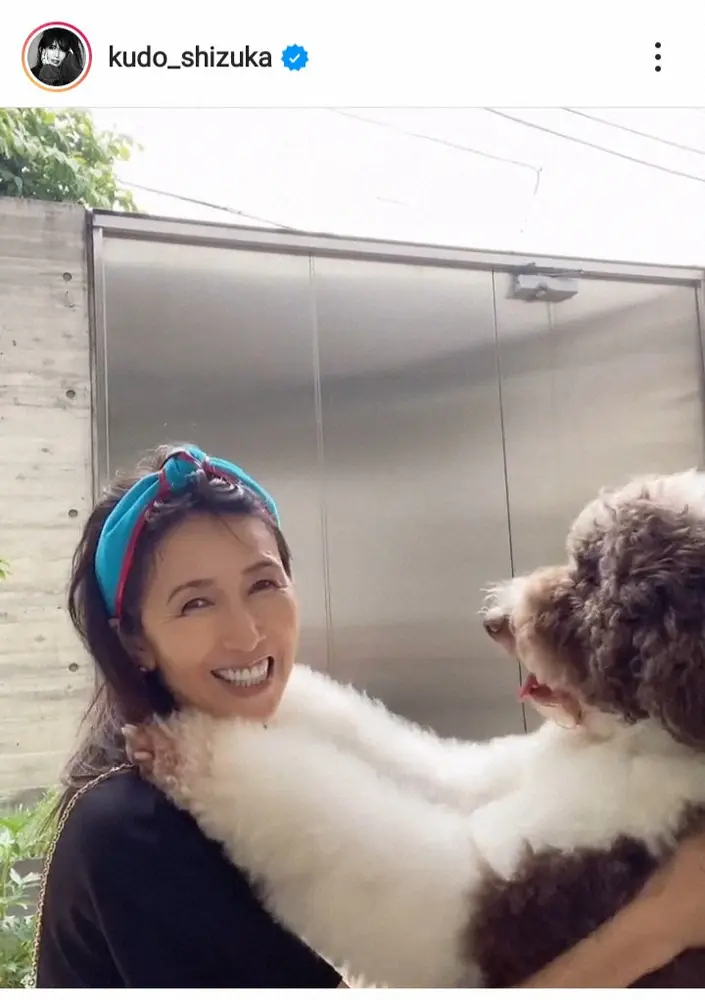【画像・写真】工藤静香　「お散歩行ったじゃーん」カチューシャ姿で愛犬と戯れる姿に反響「ラブラブしてる」「素敵」