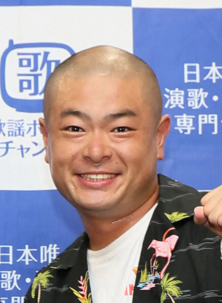 あばれる君 戦車と迷彩服姿で2ショット 陸上自衛隊駐屯地で隊員と弁当も フォロワー 似合うね スポニチ Sponichi Annex 芸能