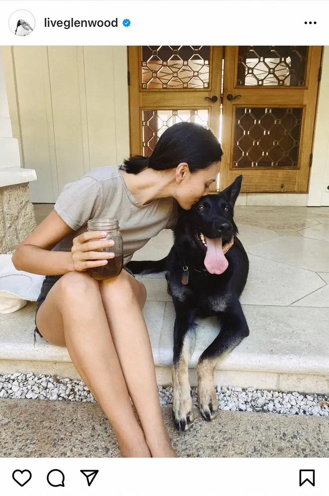 【画像・写真】長谷川潤　ショーパン姿で愛犬とツーショット　フォロワー驚き「足が長すぎる」「奇跡のスタイル」