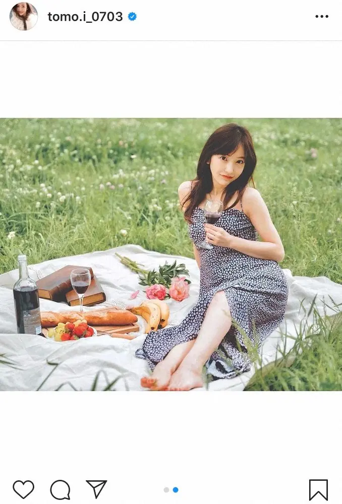 【画像・写真】板野友美　スリット入りワンピで“ピクニック風”ショット　「お腹ふっくらですね」「凄く可愛い」の声