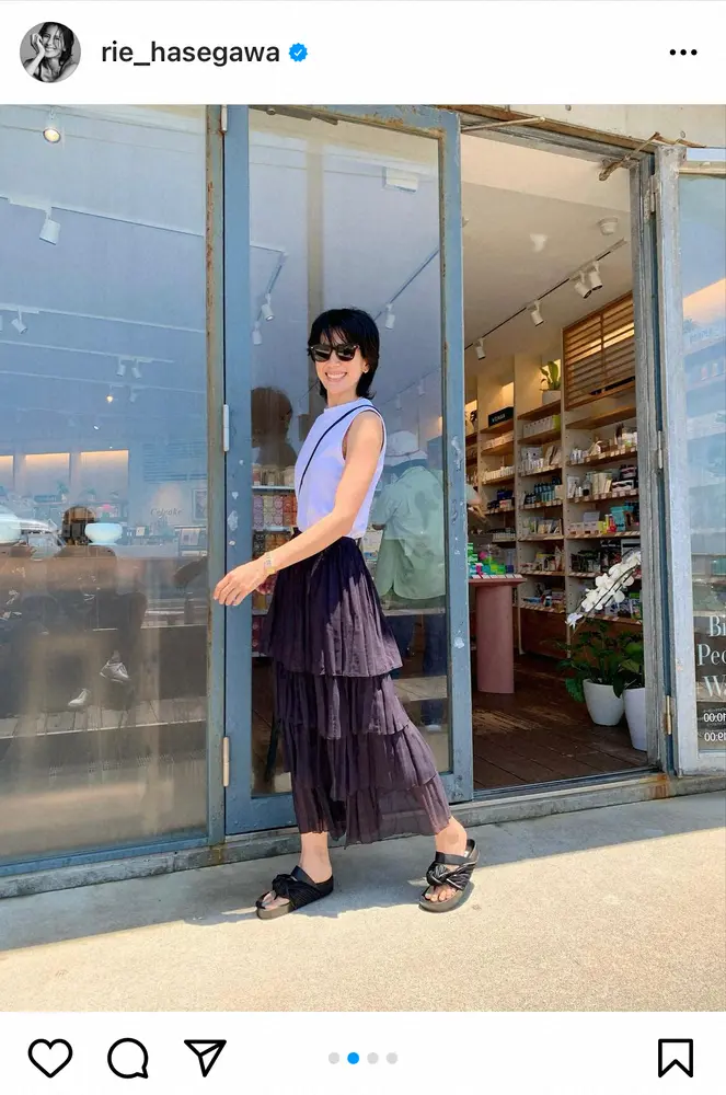 【画像・写真】長谷川理恵　ノースリーブ×フェミニンスカートの地元コーデ披露に「素敵」「かっこいい」の声