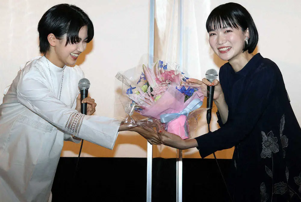 映画「海辺の金魚」の完成披露上映会で舞台あいさつに登壇した監督の小川紗良（右）は、主演の小川未祐からサプライズで誕生日プレゼントの花束を贈られ笑顔