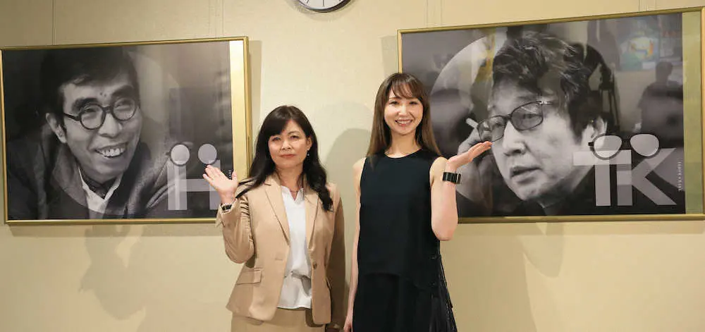 リトグラフの前で笑顔を見せるこまつ座代表・井上麻矢さん（左）と、つかこうへいさんの長女・愛原実花（撮影・尾崎　有希）