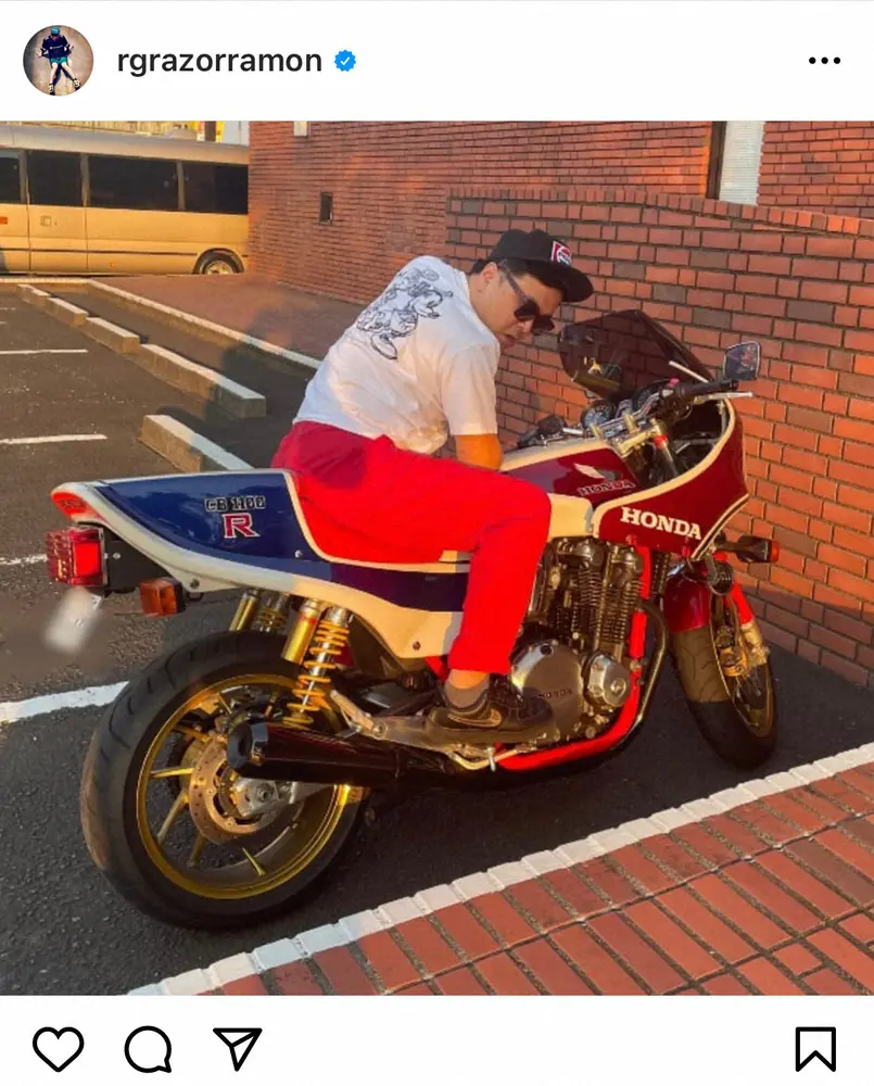【画像・写真】レイザーラモンRG　愛車「CB1100typeR」にとろサーモン久保田が…「勝手に乗られてました」