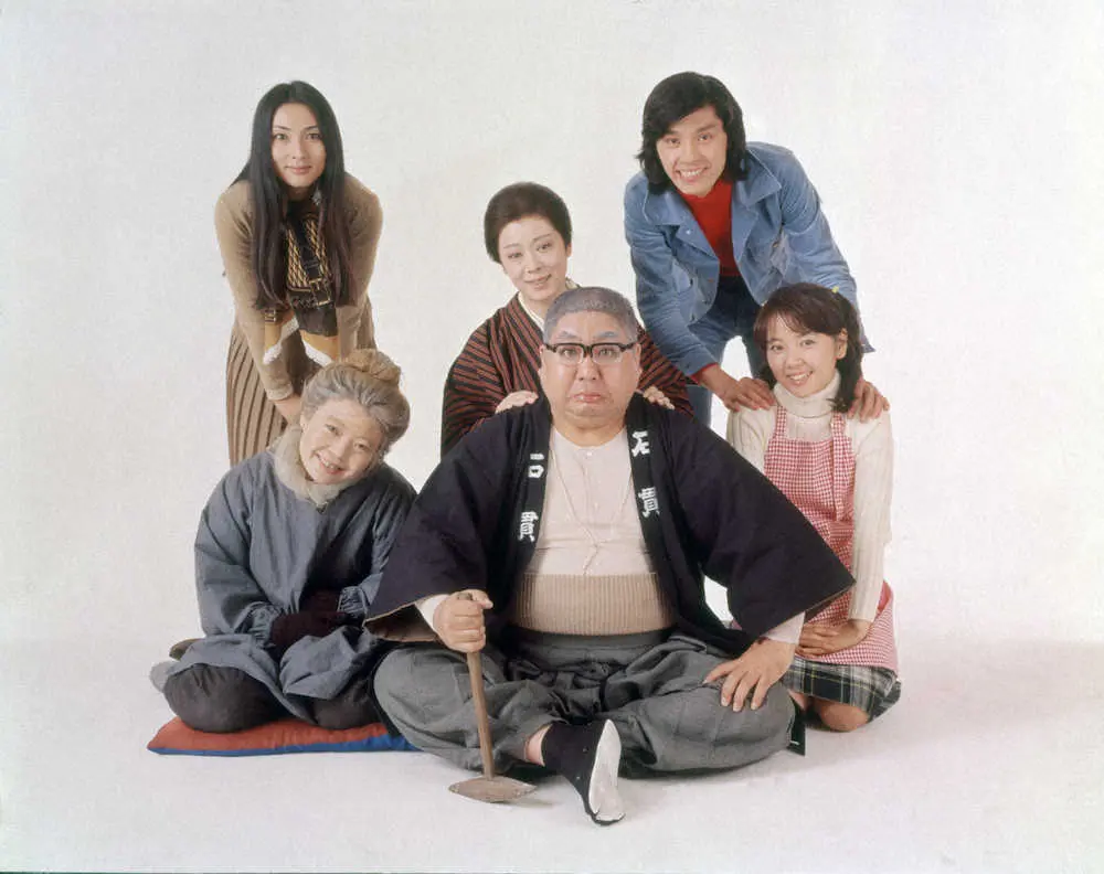 1974年放送のTBSドラマ「寺内貫太郎一家」に主演した小林亜星さん（中央）。左下から時計回りに、樹木希林（当時悠木千帆）さん、梶芽衣子、加藤治子さん、西城秀樹さん、浅田美代子（C）TBS