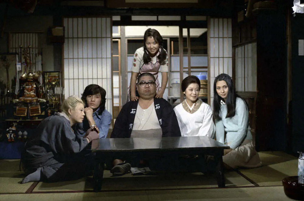 1974年放送のTBSドラマ「寺内貫太郎一家」に主演した小林亜星さん。左から、樹木希林（当時悠木千帆）さん、西城秀樹さん、加藤治子さん、梶芽衣子。上は浅田美代子（C）TBS