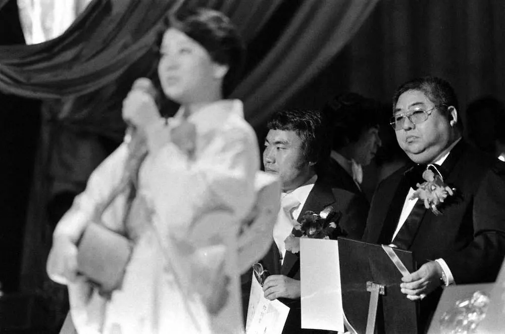 76年第18回日本レコード大賞での小林亜星さん（右）と阿久悠さん