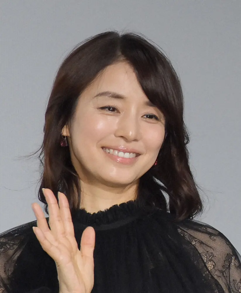 【画像・写真】石田ゆり子「ふと足元を見ると…」　自宅ソファから起床後の光景に「チャーミング」「凄い収納」の声