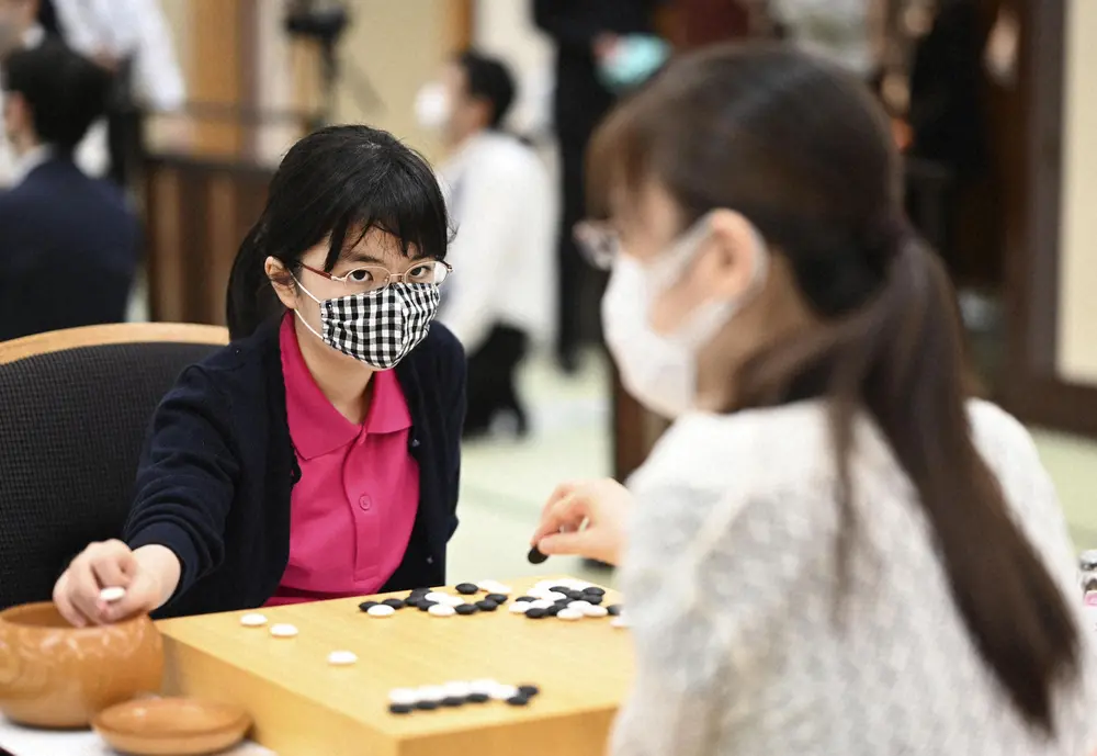 囲碁の女流立葵杯の準決勝で牛栄子三段（右）に敗れた仲邑菫二段