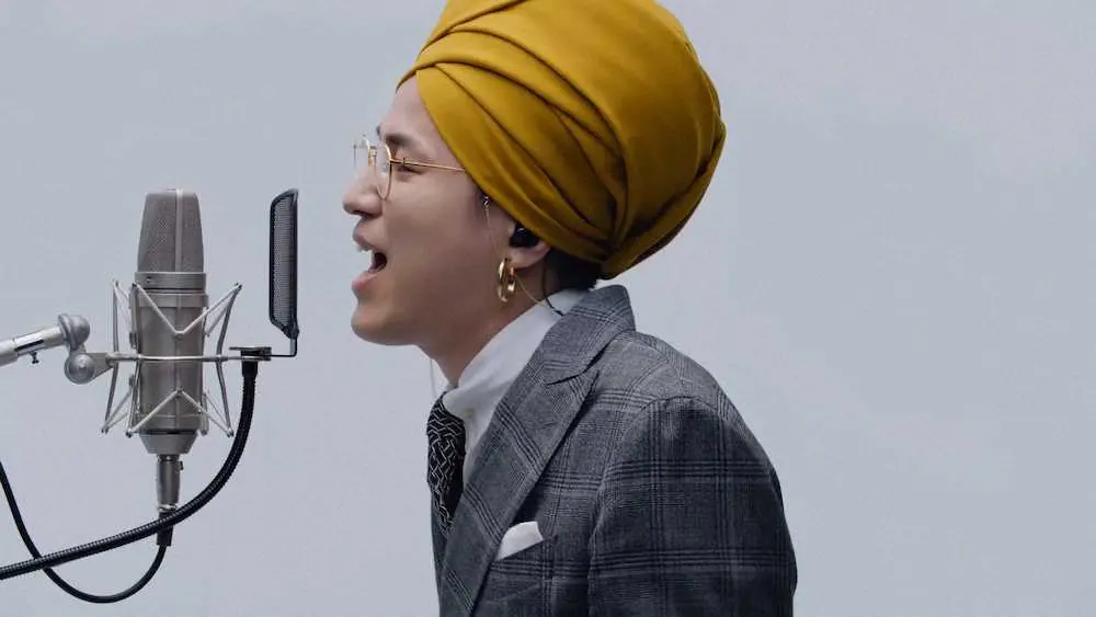 【画像・写真】スーツにターバン姿の謎の男　「一発撮り」大抜てき