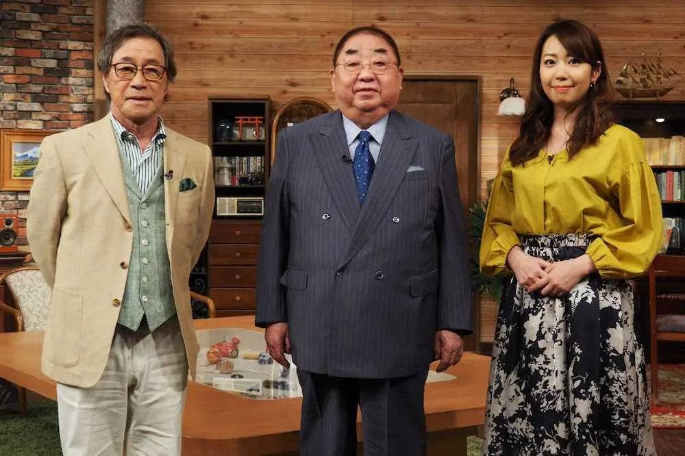 番組に出演した武田鉄矢（左）、小林亜星さん、須黒清華アナウンサー
