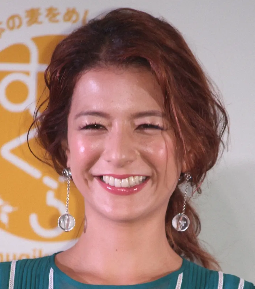 スザンヌ オフショルのセットアップ姿に デコルテきれい お姫様みたい の声 スポニチ Sponichi Annex 芸能