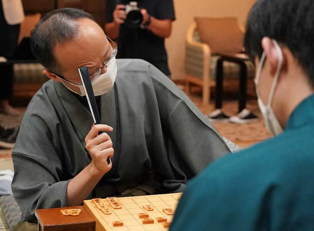 【画像・写真】渡辺明王将「少しずつ損を」 棋聖戦連敗　何度も首ひねり…ジリジリ“消えた”持ち時間