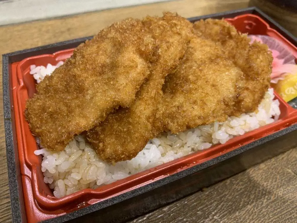 「新潟カツ丼　タレカツ」のカツが2段重ねのお弁当