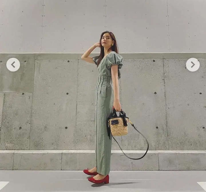 【画像・写真】新木優子　グリーンのブラウス＆パンツコーデ披露に「デコルテが綺麗」「足長すぎん？」「スタイル抜群」