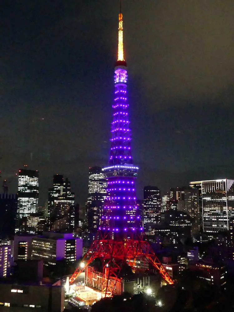美空ひばりさんの33回忌を記念して紫色にライトアップされた東京タワー