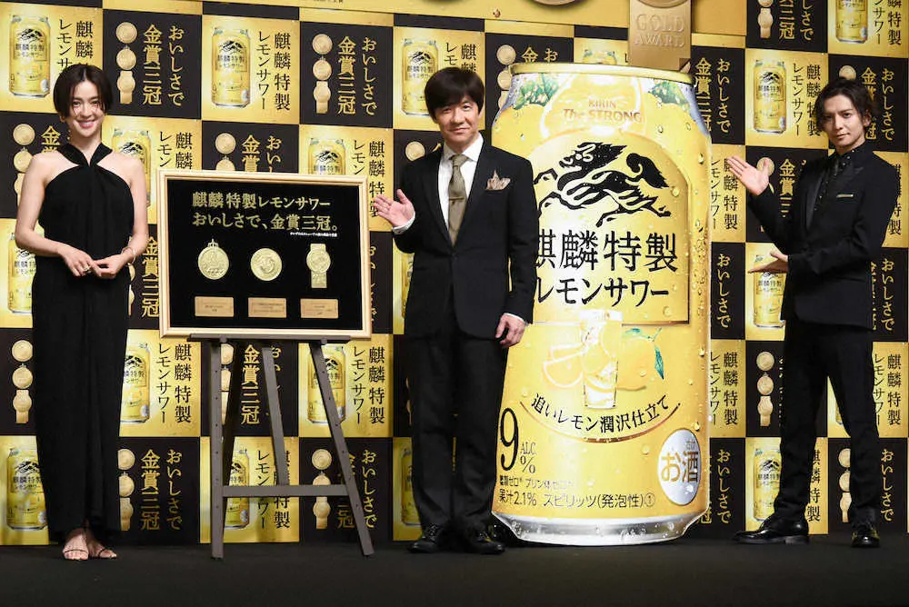 「麒麟特製レモンサワー」PRイベントに出席した（左から）中村アン、内村光良、生田斗真