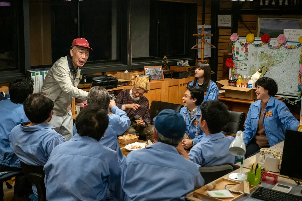 連続テレビ小説「おかえりモネ」第7週は「サヤカさんの木」。森林組合員に話をする川久保（でんでん）（C）NHK