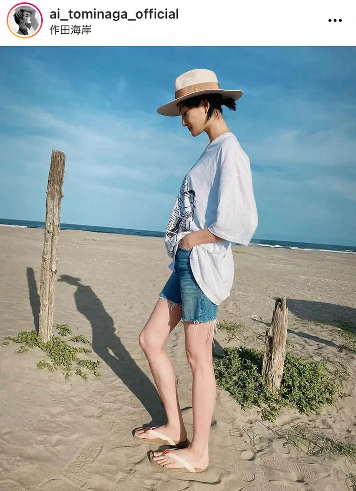 【画像・写真】冨永愛　まさに夏！　デニムのショーパン姿で海ロケ　「何をしても様になる」「素敵な細い脚」