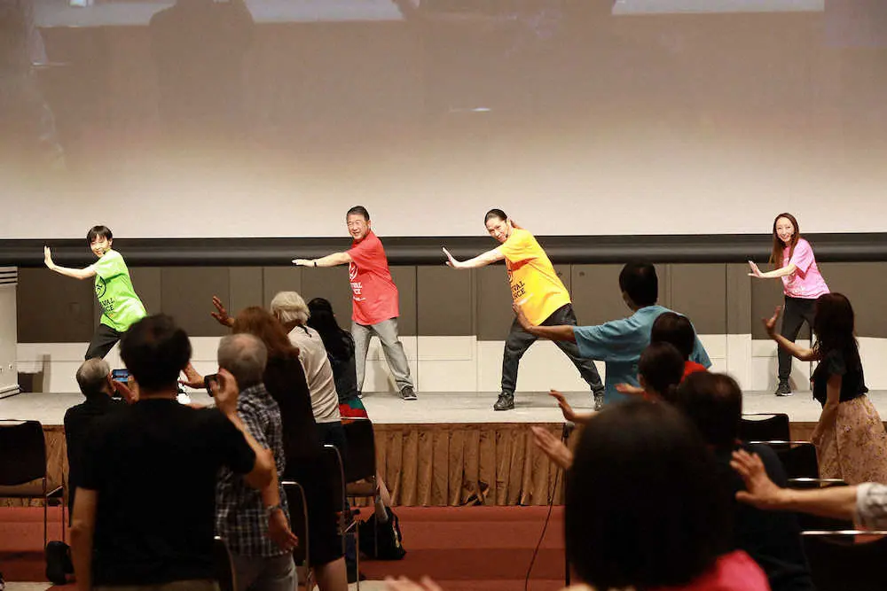リバイバルダンスを参加者たちと一緒に踊る（左から）TRFのETSU、徳光和夫、TRFのSAM、CHIHARU