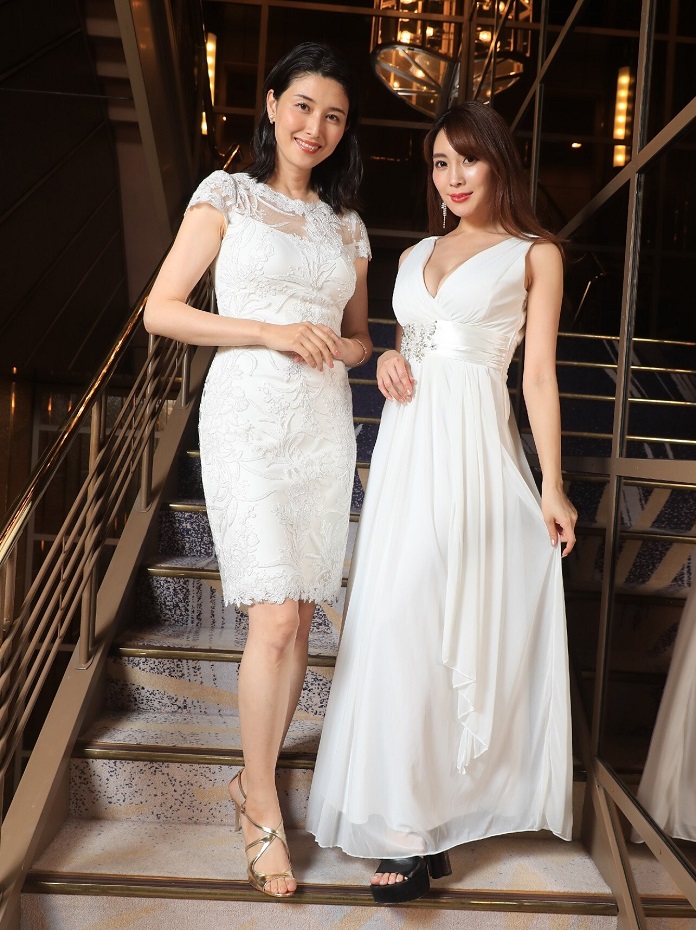 ともに白いドレスで登場する橋本マナミ（左）と森咲智美