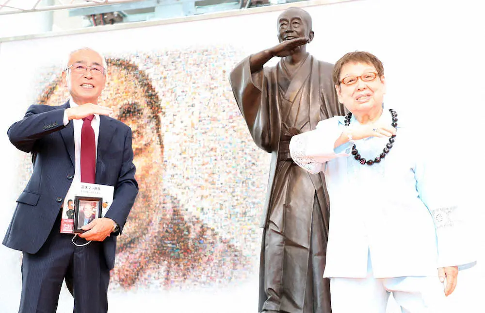 志村けんさんの銅像の前で「アイーン」のポーズを取る兄知之さん（左）と高木ブー（撮影・光山　貴大）