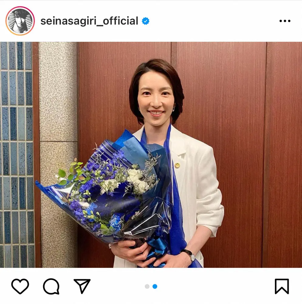 【画像・写真】早霧せいな「ドラゴン桜」最終回「岸本先生は猛省してます」　花束を手にソロショット