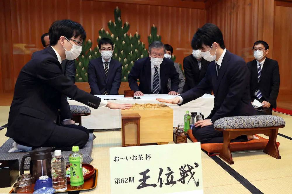 盤と駒を検分する藤井聡太王位（手前右）と豊島将之竜王（同左）（代表撮影）