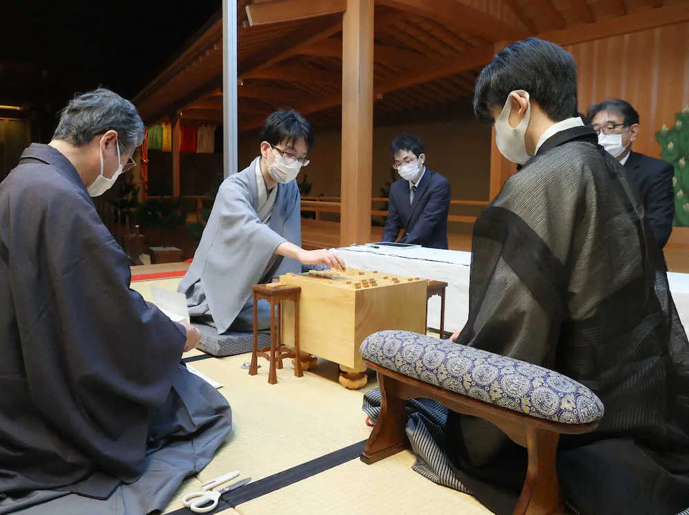 【画像・写真】藤井聡太王位　豊島竜王との王位戦第1局再開　角桂両獲りの歩成に、藤井が逃げたのは桂！