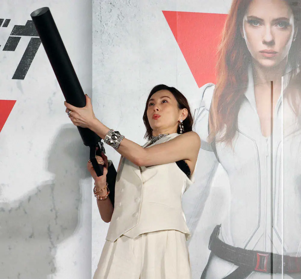 米映画「ブラック・ウィドウ」の公開記念イベントに出席し、祝砲を撃つ米倉涼子