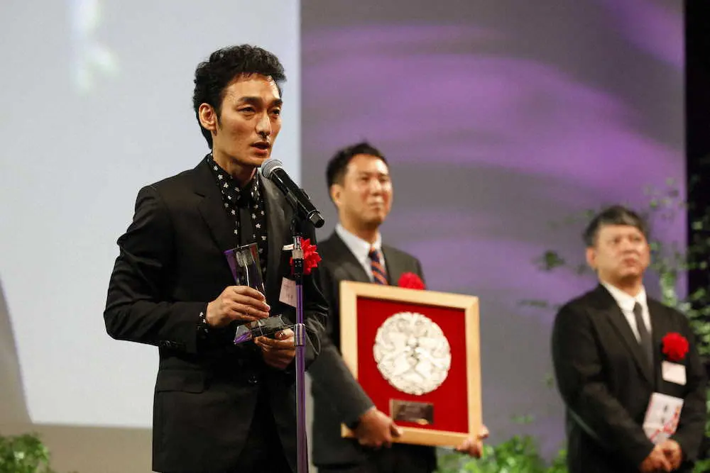 【画像・写真】草なぎ剛　放送文化基金賞授賞式に出席「これからも一歩、一歩と前に進んでいきましょう」