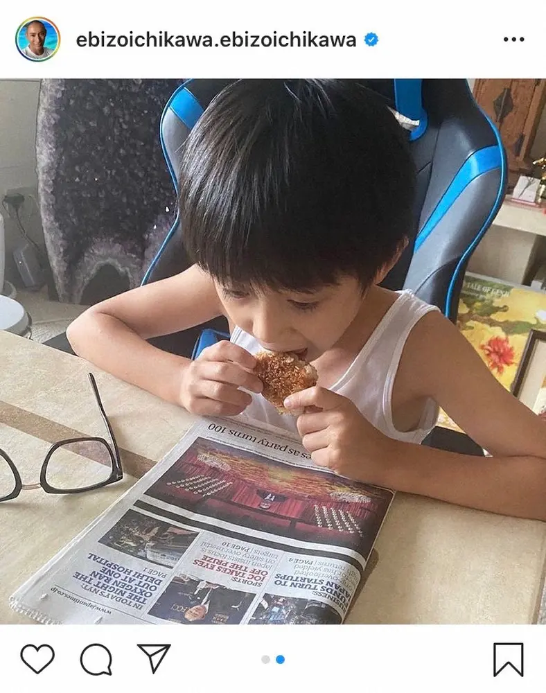 【画像・写真】市川海老蔵「英語読めるのかい?」長男・勸玄くんが英字新聞読む姿に…「読めてるかも」「可愛い」の声