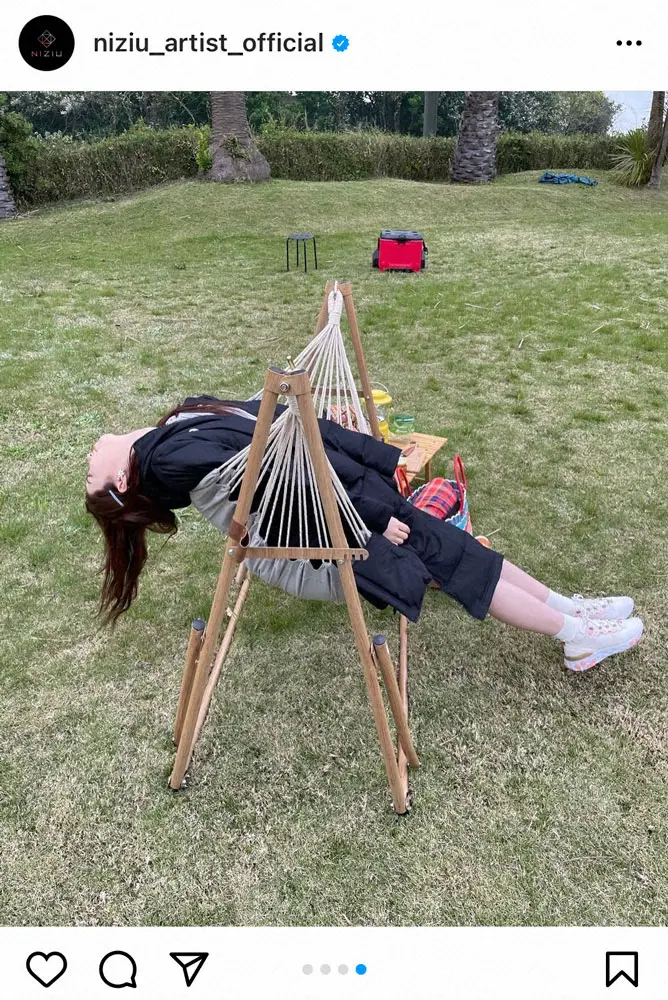 【画像・写真】NiziU・AYAKA、イナバウアー!?ハンモックで寝る姿に「伸びてるね～」「どんな寝方やねん」の声