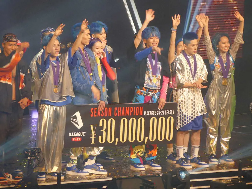 優勝賞金3000万円の目録を受け取り歓喜するエイベックスチーム