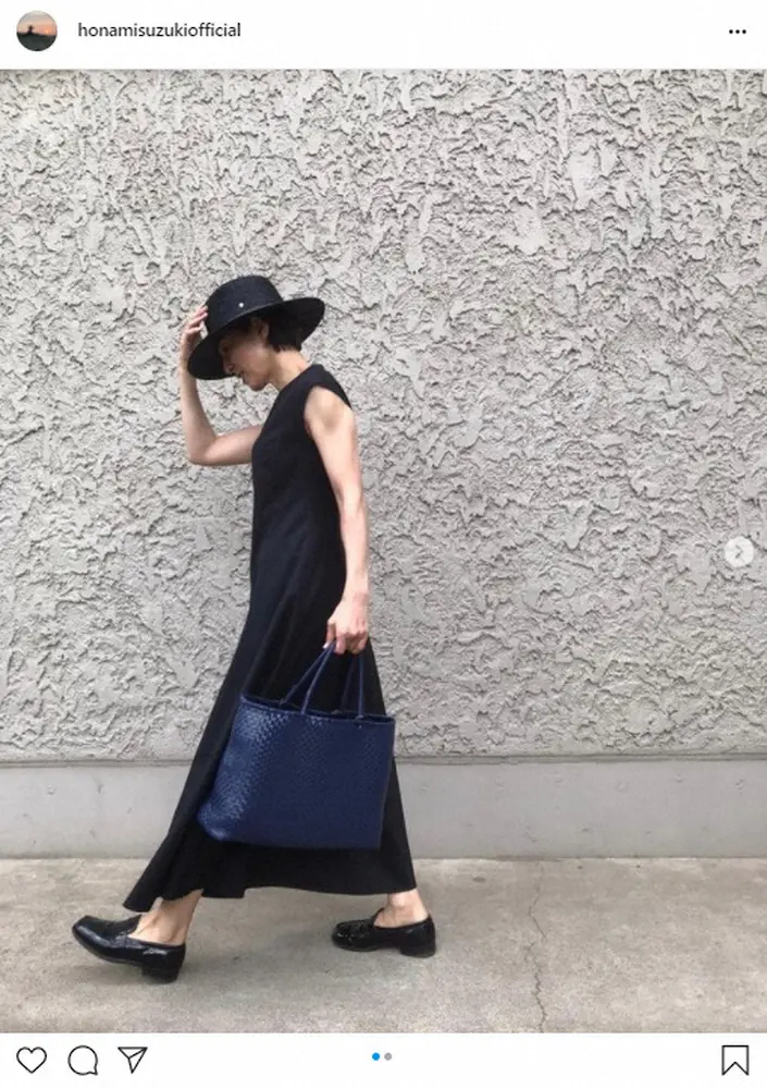 【画像・写真】鈴木保奈美　ノースリワンピ姿を披露　ネットはたくましい二の腕に注目「カッコいい！」「憧れます」