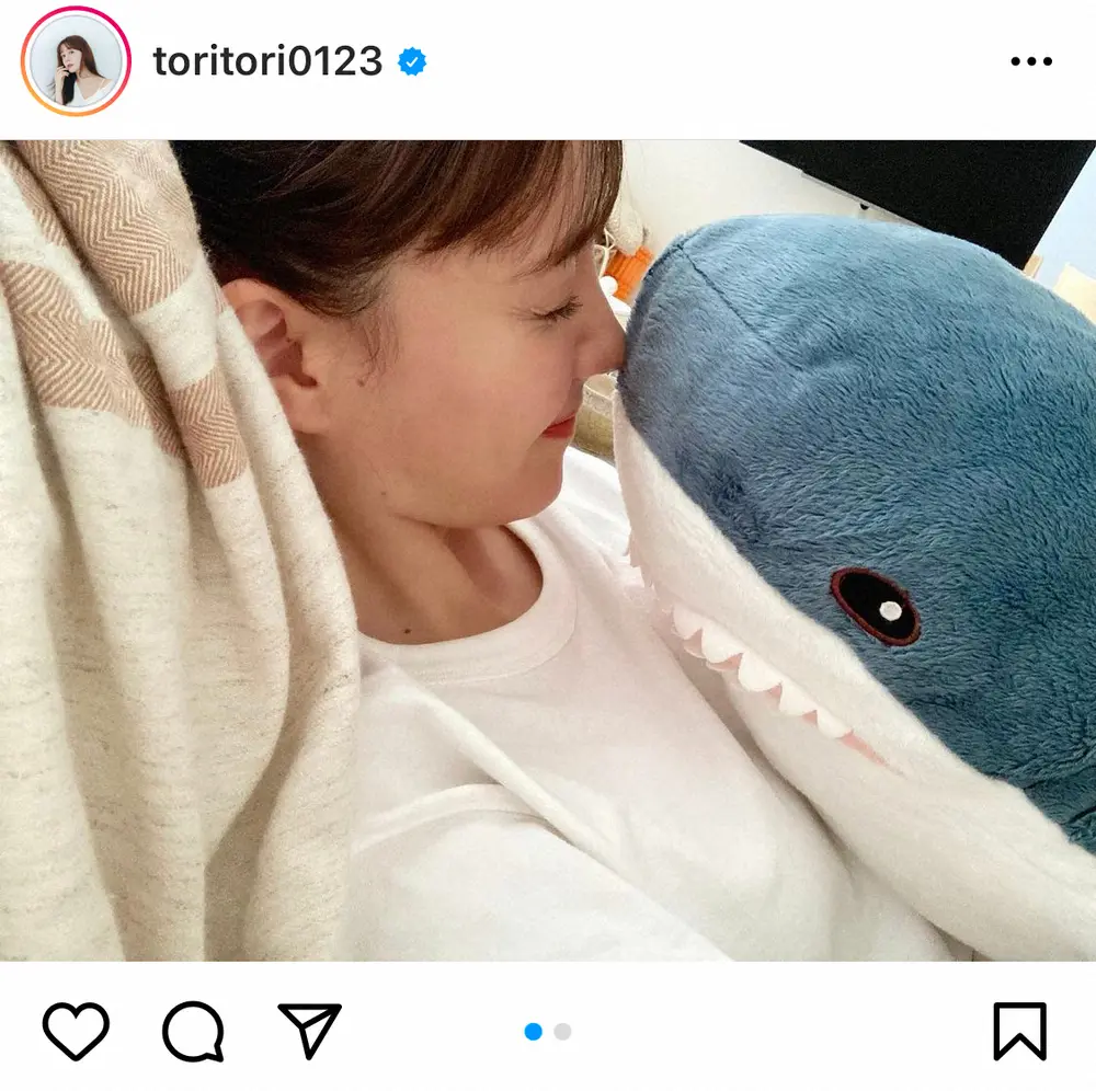 【画像・写真】トリンドル玲奈　ぬいぐるみを胸にのせて微笑むショットに「天使すぎる」「サメになりたい」の声