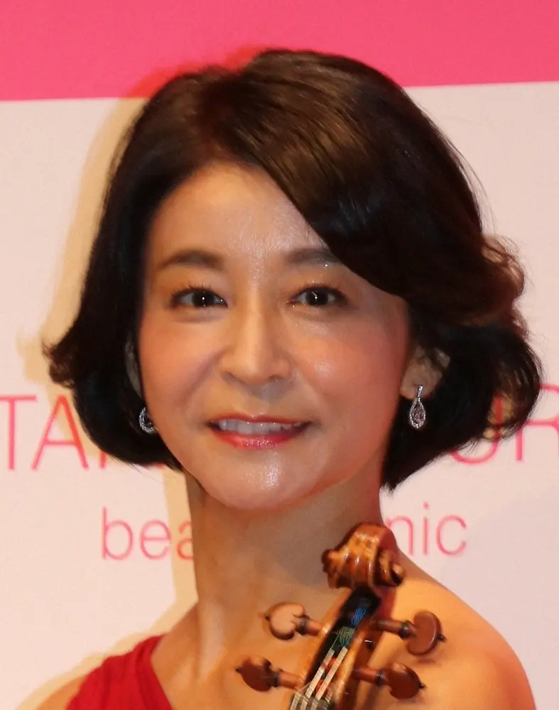 【画像・写真】高嶋ちさ子　「順調に大きくなってます」愛犬との2ショットに「成長早い」「癒やされますね」の声