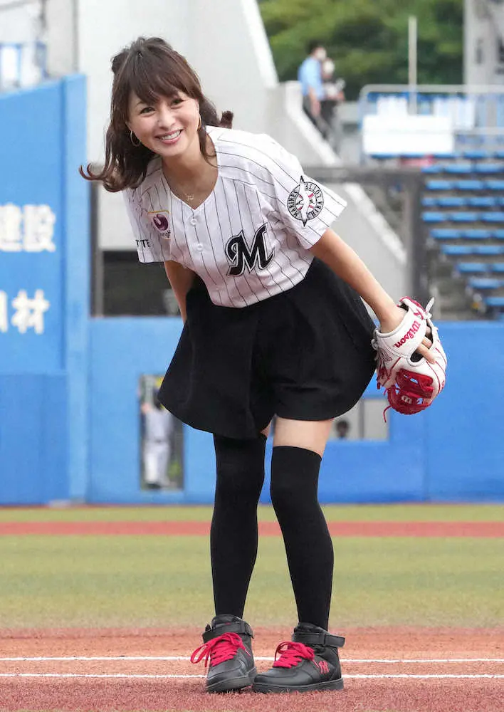 【画像・写真】＜ロ・ソ13＞始球式を行う渡辺美奈代（撮影・長久保　豊）