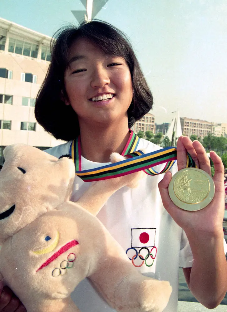 1992年のバルセロナ五輪女子200メートル平泳ぎ金メダル獲得から一夜明けメダルを手にニッコリの岩崎恭子さん