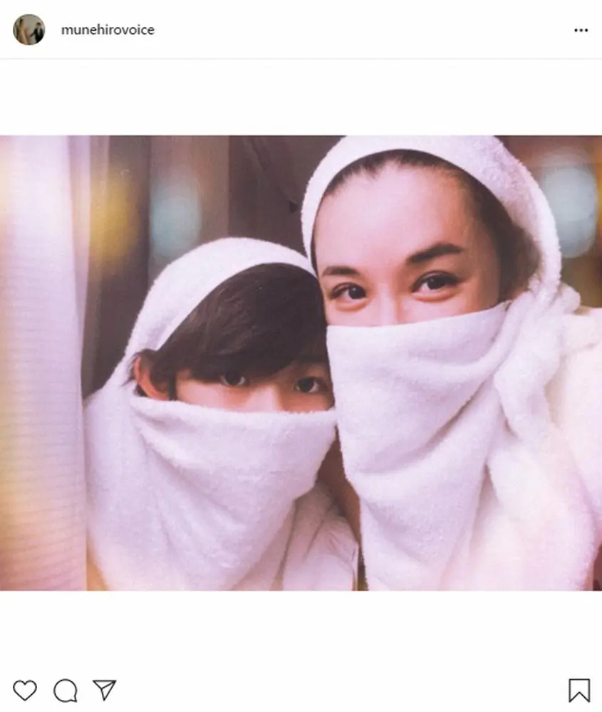 【画像・写真】鈴木紗理奈　「唯一あるタオルでドレスアップ」長男と2ショット公開　隔離施設で44歳の誕生日迎える