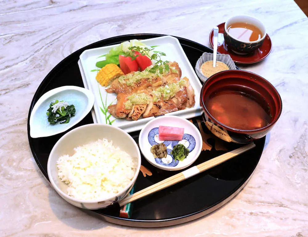 藤井王位と豊島2冠の両者が昼食に選んだ「蒸し鶏のねぎ塩ソースがけ」と「ほうじ茶」