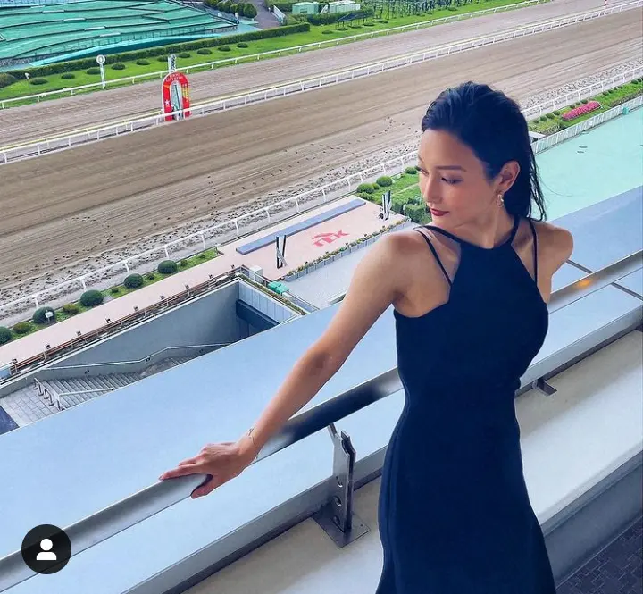 【画像・写真】菜々緒　大井競馬場での肩出し黒ドレス・ショット公開し「馬券は残念ながら…またリベンジしたい」