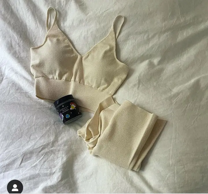 【画像・写真】辺見えみり「大人として良いものを」愛用のシルクニットのアイテム公開に　「同い歳なので参考になります」