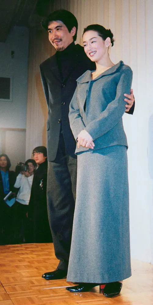 1998年11月、結婚会見でポーズを決める石橋貴明と鈴木保奈美