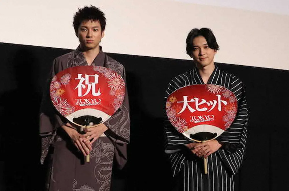 映画「東京リベンジャーズ」大ヒット御礼舞台あいさつに出席した吉沢亮（右）と山田裕貴