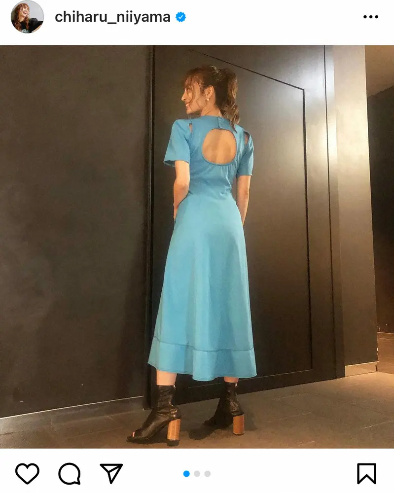 【画像・写真】新山千春　「背中だしてみました」爽やかブルーのワンピ姿に「相変わらず美しい」の声