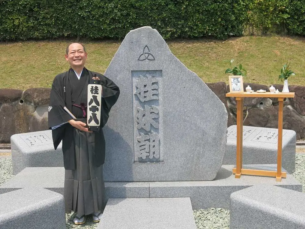 P説　姫路市内にある師匠・桂米朝さんの墓前で決意を語る桂宗助